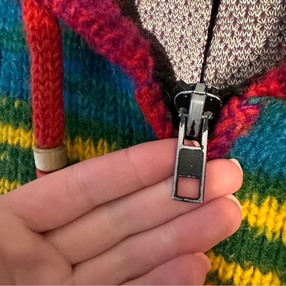 Northern Lifestyles Canada Multicoloured Hand Knit Zip Up Sweater - Picture 6 of 10